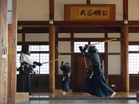 Seni beladiri Kendo yang menggunakan pedang ada di Malang, beladiri ini berasal dari Jepang/tugu malang