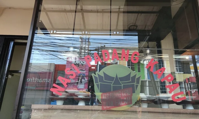 Tampilan depan warung nasi kapau Uda Falah/tugu malang