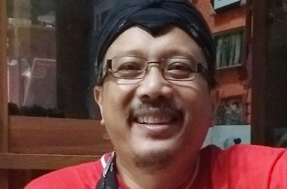 Erwan Widyarto, wartawan senior yang tinggal di Yogyakarta/tugu malang