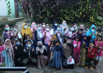Suasana pasca permainan tebak sampah yang dilakukan oleh mahasiswa KKN-T IPB di Desa Sukadamai, Kecamatan Dramaga, Kabupaten Bogor/tugu malang