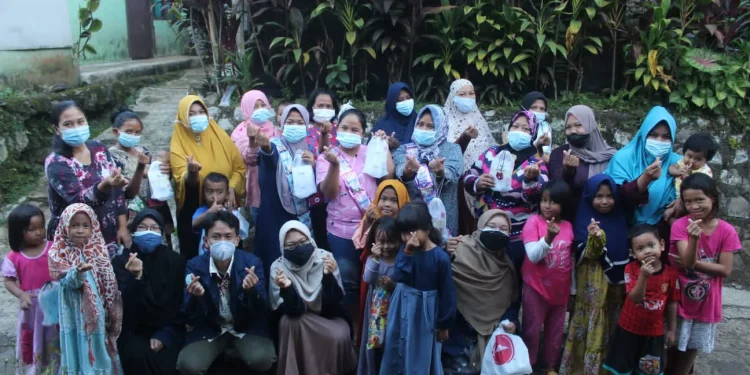 Suasana pasca permainan tebak sampah yang dilakukan oleh mahasiswa KKN-T IPB di Desa Sukadamai, Kecamatan Dramaga, Kabupaten Bogor/tugu malang