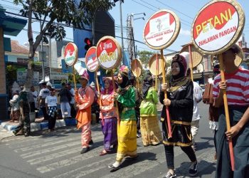 Acara perayaan warga memeriahkan hari kemerdekaan Republik Indonesia/tugu malang