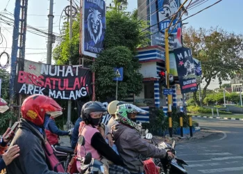Bendera Arema dipasang di sekitara Jalan Raya Langsep Kota Malang/tugu malang