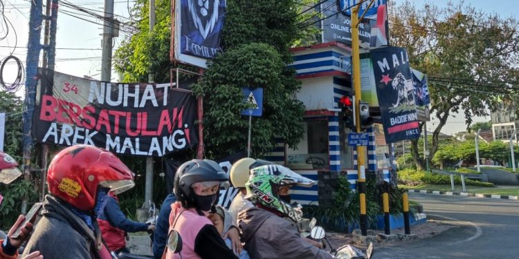 Bendera Arema dipasang di sekitara Jalan Raya Langsep Kota Malang/tugu malang