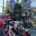 Bendera Arema dipasang di sekitara Jalan Raya Langsep Kota Malang/tugu malang