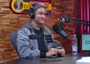 Azka Corbuzier meneteskan air mata saat menjawab pertanyaan dari sang ayah, Deddy Corbuzier, pada Selasa (24/8/2021)/tugu malang