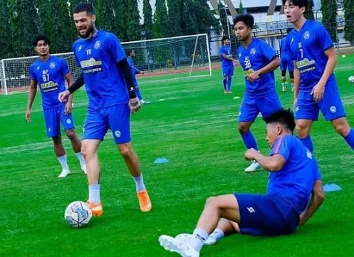 Diego Michiels menggiring bola dalam sebuah latihan tim Arema FC menyambut BRI liga 1 2021/2021. Foto: Instagram @aremafcofficial
