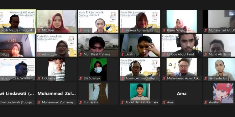 Gigih Mazda saat memberikan materi Kode Etik Jurnalistik, Minggu (08/08/2021)/tugu malang