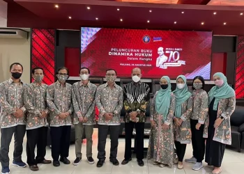 Prof. Dr. Sudarsono, SH.,MS, berfoto bersama dengan para dosen dan alumni di acara peluncuran buku Dinamika Hukum/tugu malang