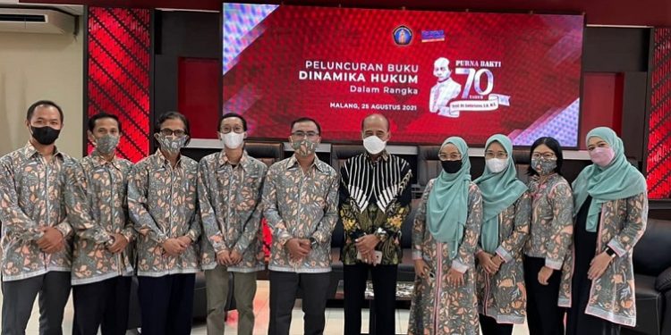 Prof. Dr. Sudarsono, SH.,MS, berfoto bersama dengan para dosen dan alumni di acara peluncuran buku Dinamika Hukum/tugu malang