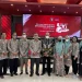Prof. Dr. Sudarsono, SH.,MS, berfoto bersama dengan para dosen dan alumni di acara peluncuran buku Dinamika Hukum/tugu malang
