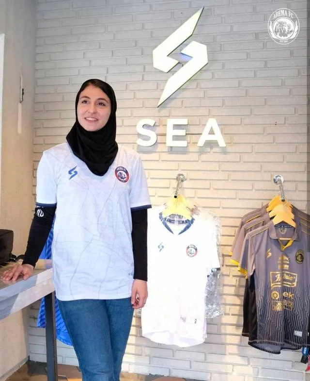 Pebulu tangkis asal Iran Samin Khojasteh tampak cantik sekali ketika memakai kaus Arema FC pada Sabtu (21/08/2021)/tugu malang