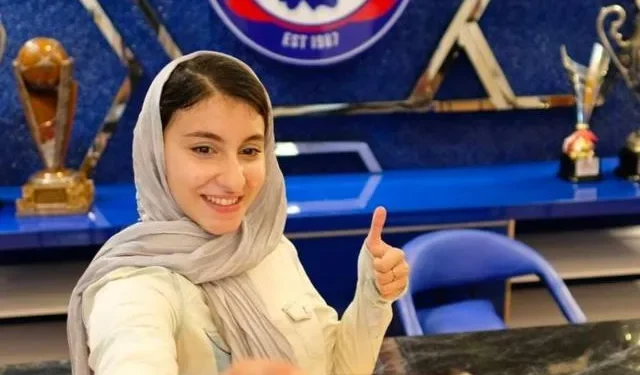 Samin Khojasteh, pebulu tangkis cantik asal Iran, ini selfie di kantor Arema FC pada Sabtu (21/08/2021)/tugu malang
