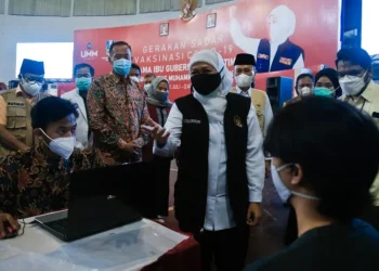 khofifah - Khofifah Canangkan Vaksinasi Difabel serta Nakes di UMM