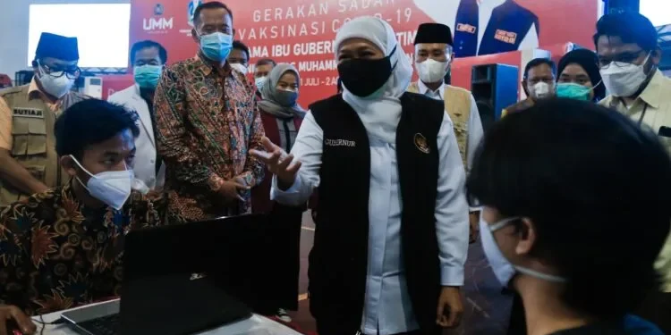 khofifah - Khofifah Canangkan Vaksinasi Difabel serta Nakes di UMM