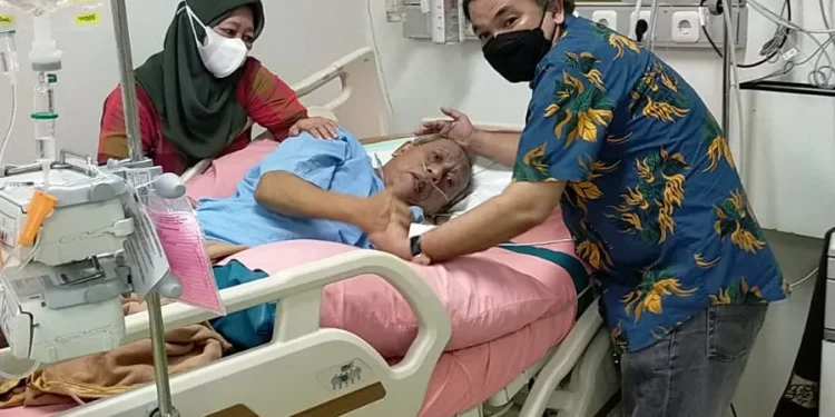 Aqua Dwipayana, menjenguk Fuad Ariyanto mantan Wapimred Jawa Pos Koran. foto/dok