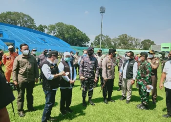 Tinjau vaksinasi massal di stadion Gajayana, Kota Malang