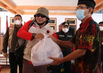 Bantuan paket sembako untuk warga yang isoman