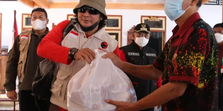 Bantuan paket sembako untuk warga yang isoman