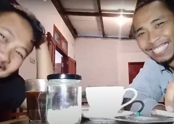 Ach. Faisol dan penulis saat bertemu di salah satu cafe di Malang/tugu malang