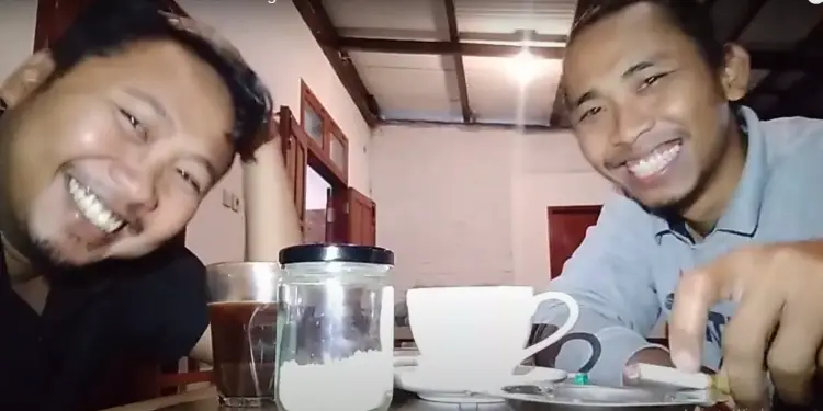 Ach. Faisol dan penulis saat bertemu di salah satu cafe di Malang/tugu malang