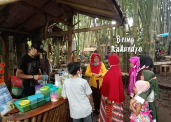 Wisata Inovatif warga Desa Junrejo yang mengkolaborasikan kuliner lokal dan keasrian alam di Wisata Bring Rahardjo Kota Batu. Foto: M Sholeh