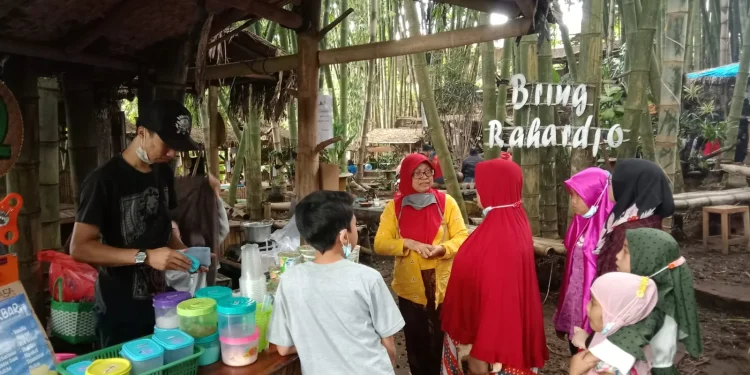 Wisata Inovatif warga Desa Junrejo yang mengkolaborasikan kuliner lokal dan keasrian alam di Wisata Bring Rahardjo Kota Batu. Foto: M Sholeh