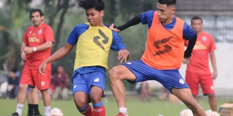 Pemain Arema FC saat menjalani latihan. Foto: Instagram Arema FC Official