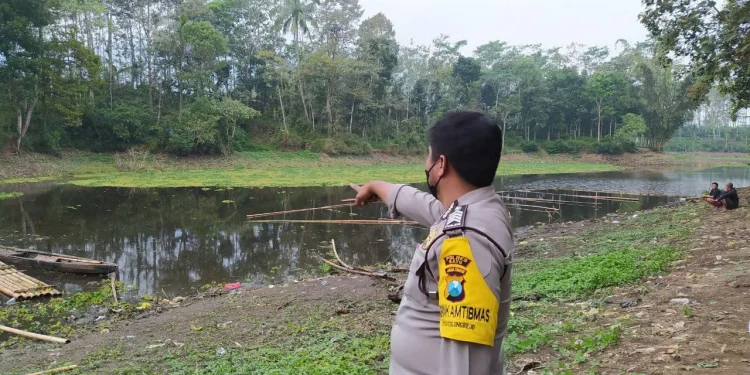 Petugas menunjukkan lokasi tenggelamnya seorang warga di Waduk Selorejo, Supiturang, Desa Sumberagung, Kecamatan Ngantang, Kabupaten Malang, pada Kamis (5/8/2021). Foto: Ulul Azmy