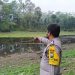 Petugas menunjukkan lokasi tenggelamnya seorang warga di Waduk Selorejo, Supiturang, Desa Sumberagung, Kecamatan Ngantang, Kabupaten Malang, pada Kamis (5/8/2021). Foto: Ulul Azmy
