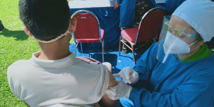 Vaksinasi massal di Stadion Gajayana Malang. Foto: Rizal Adhi