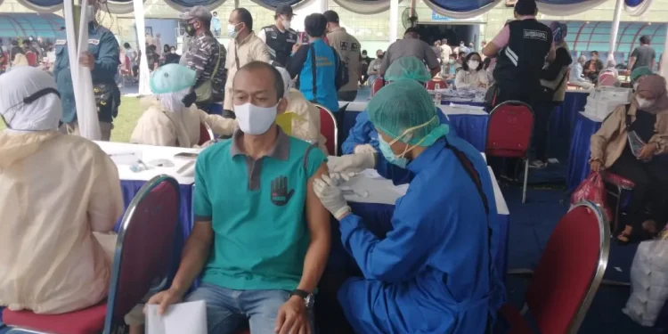 Pemberian vaksin COVID-19 kepada masyarakat Kota Malang di Serbuan Vaksinasi yang berlangsung di Stadion Gajayana Malang. Foto: Feni Yusnia