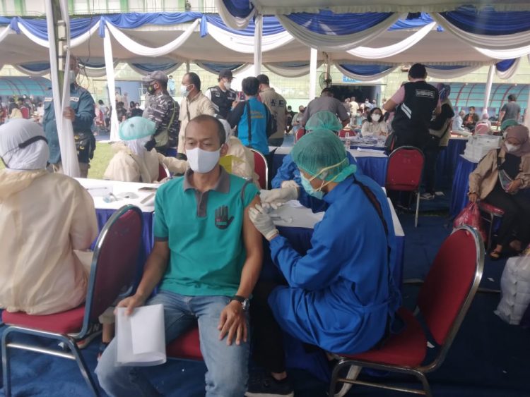 Pemberian vaksin COVID-19 kepada masyarakat Kota Malang di Serbuan Vaksinasi yang berlangsung di Stadion Gajayana Malang. Foto: Feni Yusnia