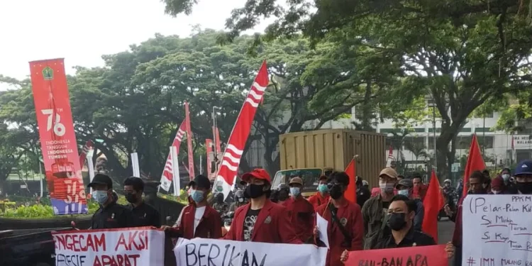 UU - Tuntut Penerapan UU Kekarantinaan Kesehatan, IMM Malang Raya Gelar Demo di Depan Gedung Dewan