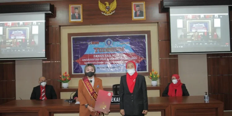 yudisium - Gelar Yudisium, Dekan FH Unikama Tekankan Pentingnya Public Speaking