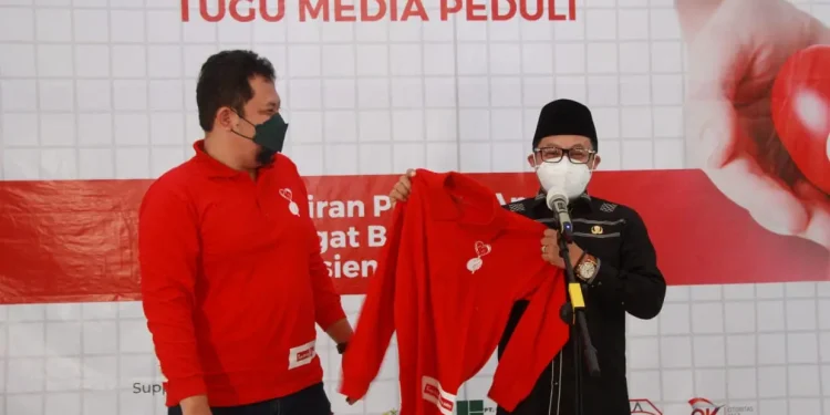 Wali Kota Malang, Sutiaji, menerima tanda mata dari CEO Tugu Media Group, Irham Thoriq. Foto: Rubianto