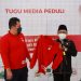 Wali Kota Malang, Sutiaji, menerima tanda mata dari CEO Tugu Media Group, Irham Thoriq. Foto: Rubianto