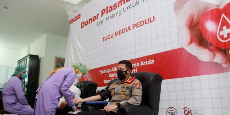 Kapolresta Malang Kota, AKBP Budi Hermanto, berdonor plasma konvalesen. Foto: Rubianto