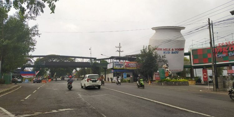 Kawasan Jalan Ir Soekarno yang berada di Desa Mojorejo yang menjadi pusat wisata di Kota Batu, nanti akan dibangun KEPT untuk meningkatkan aktivitas ekonomi warga. Foto: Ulul Azmy
