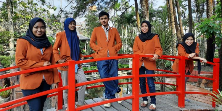 Empat mahasiswa STIE Malangkucecwara (ABM) yang akan mengikuti Fall Japanese Language Course September 2021 dan Fitriana Pangestuti (dua dari kanan) yang telah menyelesaikan Spring Japanesse Language Course dengan nilai sempurna. Foto: dok