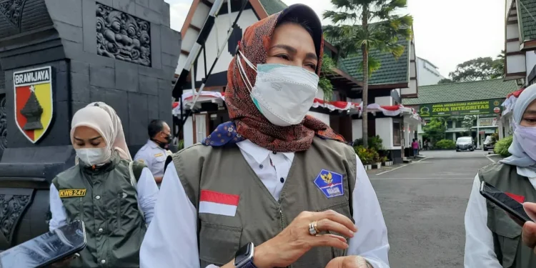 Wali Kota Batu, Dewanti Rumpoko, usai Rakor Evaluasi bersama Menko Marves, Luhut Binsar Pandjaitan, di Makorem 083/Bdj Kota Malang, pada Jumat (13/8/2021). Foto: Ulul Azmy