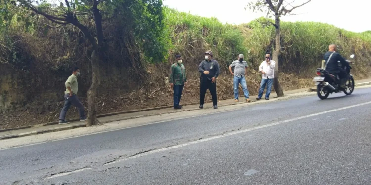 Kepala Dinas Pekerjaan Umum dan Penataan Ruang (DPUPR) Kota Batu, Alfi Nurhidayat, saat meninjau lokasi jalan di Tanjakan Kali Lanang sebelum pengerjaan. Foto: Dinas PUPR Kota Batu