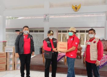 Bupati Malang, HM Sanusi, menyerahkan bantuan secara simbolis untuk pasien isoter. Foto: M Sholeh