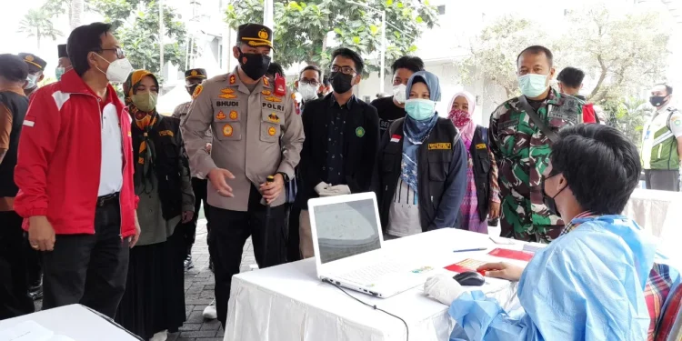 Kapolresta Malang Kota, AKBP Budi Hermanto, saat meninjau pelaksanaan vaksinasi COVID-19 di UIN Malang, pada Minggu (15/8/2021). Foto: Humas Makota