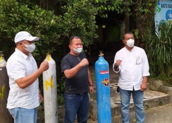 Ketua Kadin Kota Batu, Endro Wahyu Wijoyono (tengah), usai mendatangkan tabung oksigen di Posko Call Center Fight COVID-19 Kota Batu. Foto: Ulul Azmy