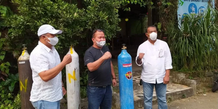 Ketua Kadin Kota Batu, Endro Wahyu Wijoyono (tengah), usai mendatangkan tabung oksigen di Posko Call Center Fight COVID-19 Kota Batu. Foto: Ulul Azmy