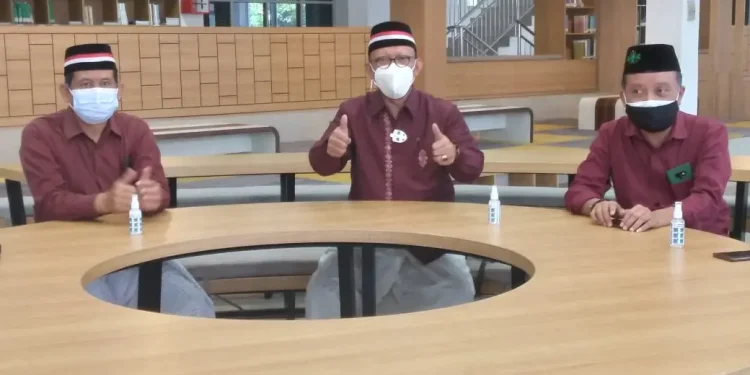 Rektor Unisma, Prof Dr H Maskuri (tengah), bersama Wakil Rektor Unisma dalam Unisma-Jampi. Foto: dok