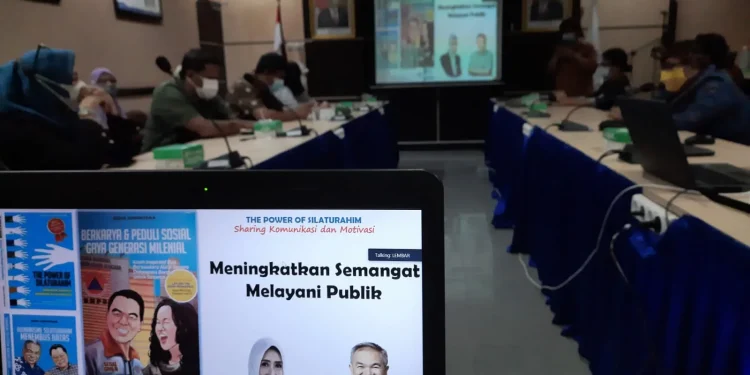Sharing Komunikasi dan Motivasi di hadapan jajaran pegawai Angkutan Sungai, Danau, dan Penyeberangan (ASDP) Cabang Lembar Kabupaten Lombok Barat, Nusa Tenggara Barat dengan tema “Meningkatkan Semangat Melayani Publik”, pada Kamis siang, 12 Agustus 2021. Foto: dok