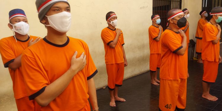 Tahanan Polres Malang mengikuti upacara detik-detik proklamasi kemerdekaan RI. Foto: Polres Malang