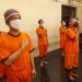 Tahanan Polres Malang mengikuti upacara detik-detik proklamasi kemerdekaan RI. Foto: Polres Malang